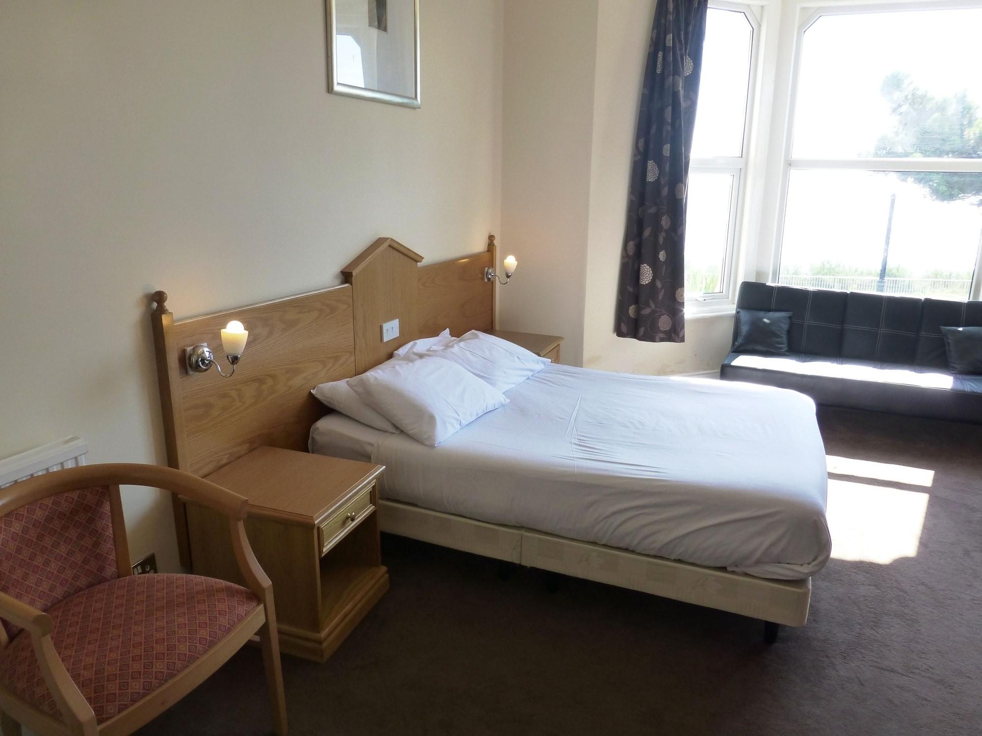 Esplanade Hotel Клактън он Сий Екстериор снимка
