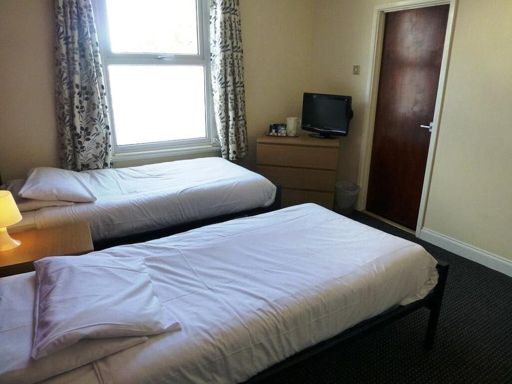 Esplanade Hotel Клактън он Сий Екстериор снимка