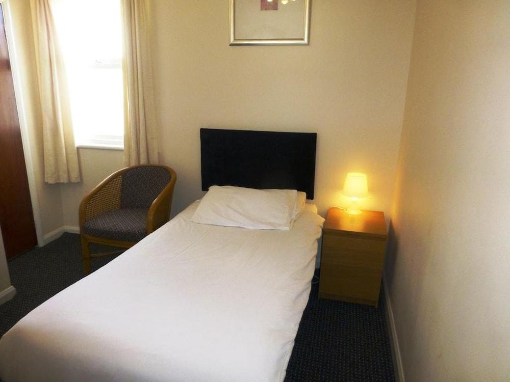 Esplanade Hotel Клактън он Сий Екстериор снимка