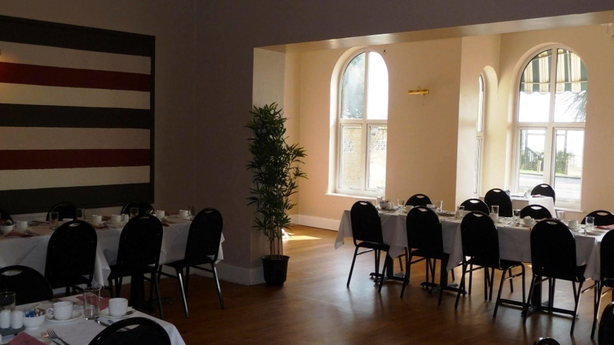 Esplanade Hotel Клактън он Сий Ресторант снимка
